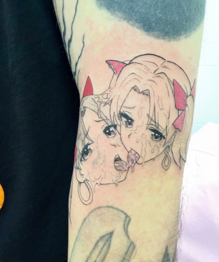 Tatuaje kawaii a color de dos chicas anime con lágrimas y lazos rosas por Yesica