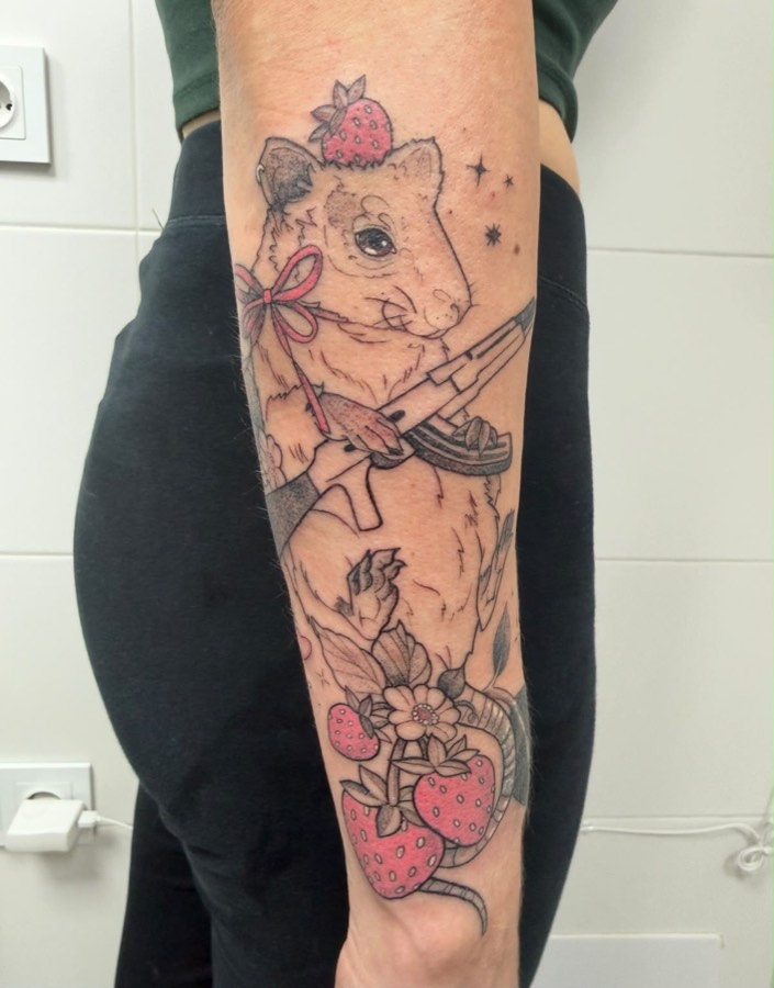 Tatuaje en línea fina de un ratoncito con fresas