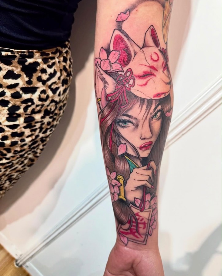 Tatuaje de chica con máscara kitsune y flores de sakura