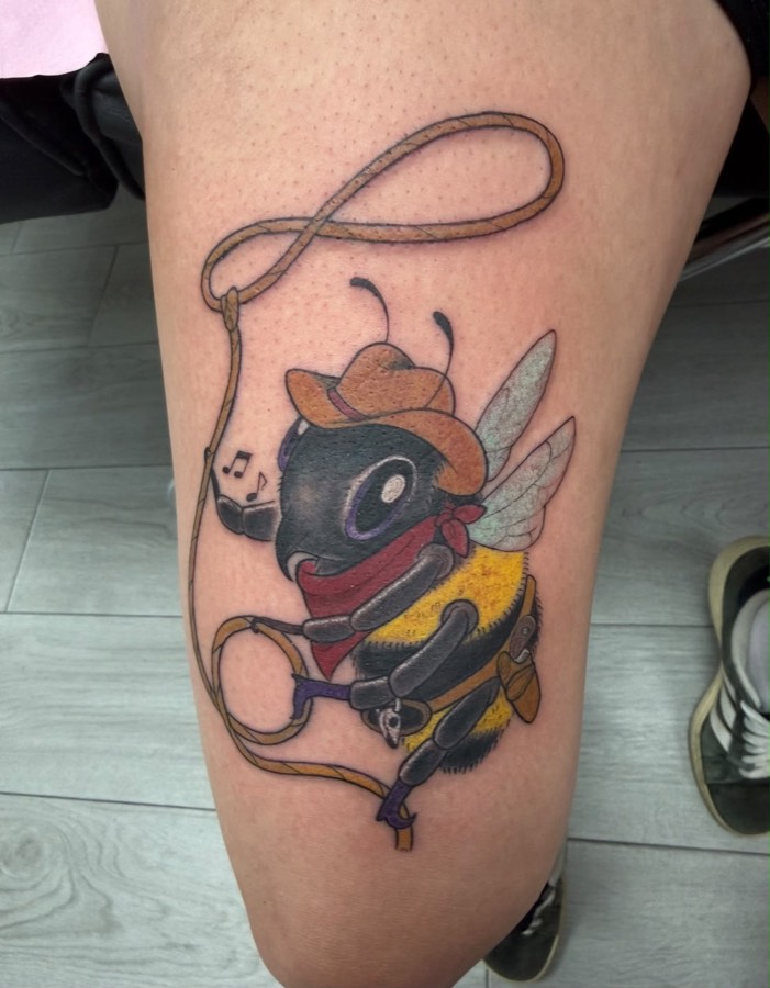 Tatuaje a color de una abeja vaquera con lazo